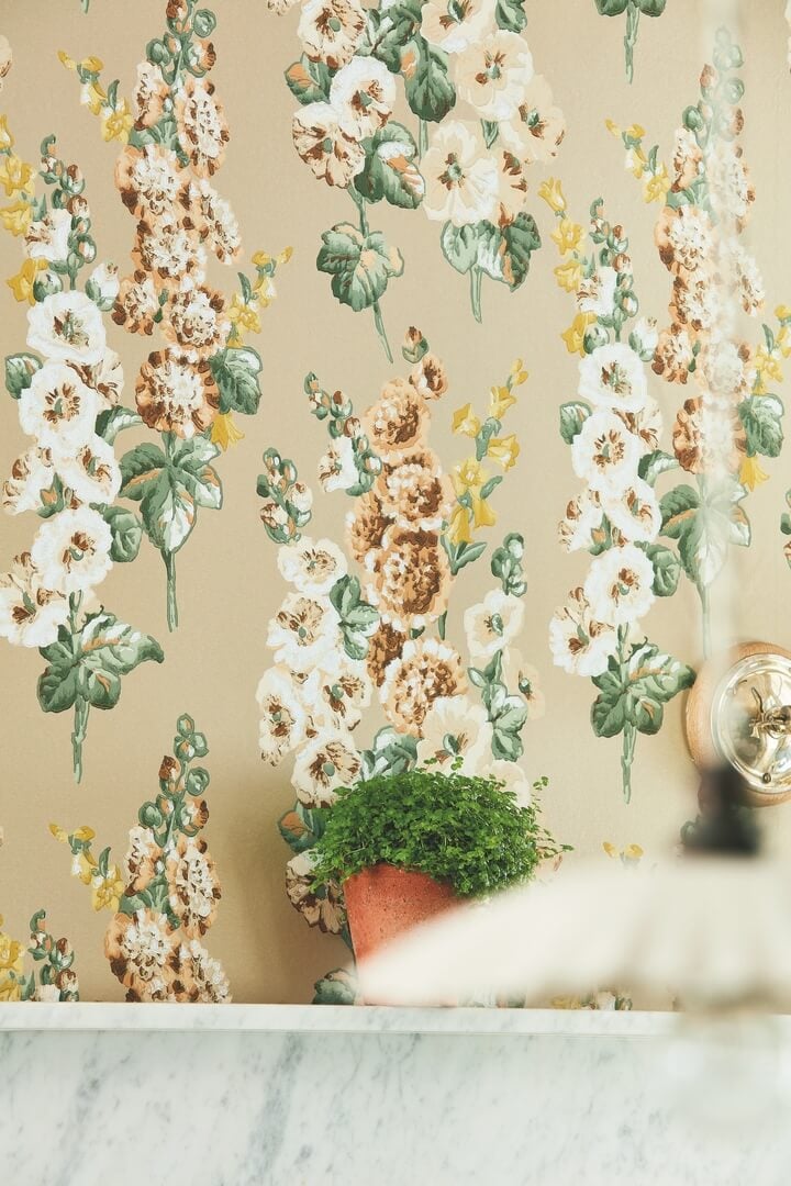 Tapeta kwiaty vintage złota Sanderson 217034 Hollyhocks One Sixty