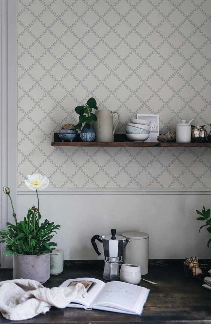 Tapeta roślinny trejaż Sandberg S10303 Trellis Misty Blue Essentials
