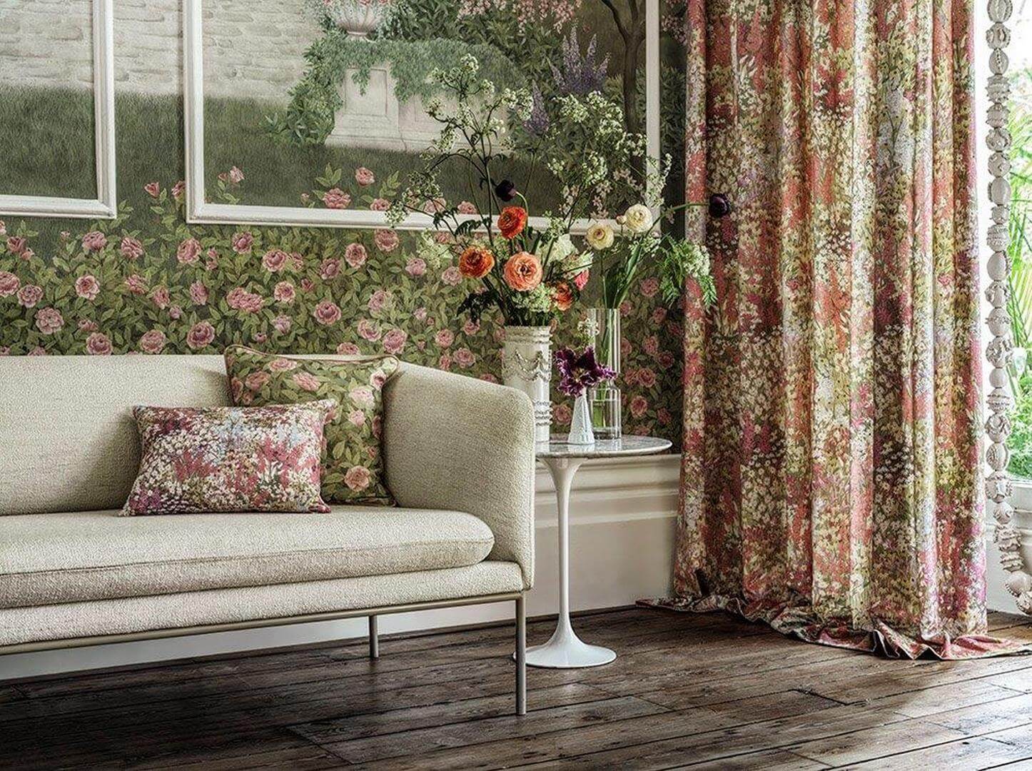 Tkanina lniano-bawełniana ze wzorem drobnej łąki Cole & Son Petite Fleur Linen Union Cerise Eau de Nil F121/1002 The Gardens Vol. II