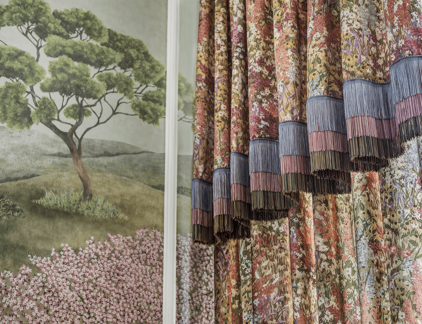 Tkanina lniano-bawełniana ze wzorem łąki Cole & Son Grande Fleur Linen Union Peach Blush F121/1003 The Gardens Vol. II