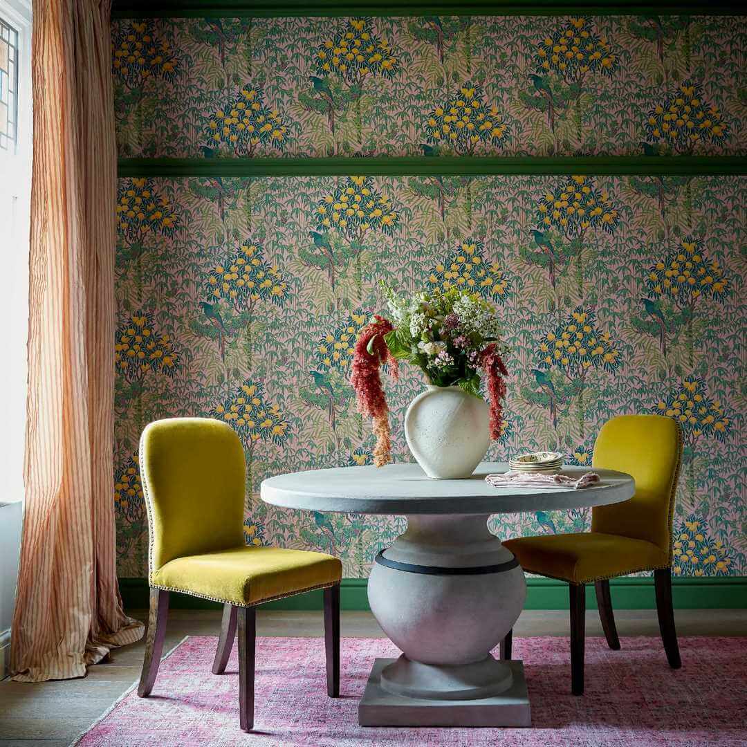Tapeta egzotyczna z papugami 1838 Wallcoverings 2311-167-02 Macaw Blush V&A Decorative Papers