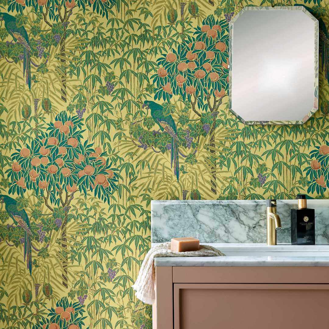 Tapeta egzotyczna z papugami 1838 Wallcoverings 2311-167-03 Macaw Vivid Yellow V&A Decorative Papers