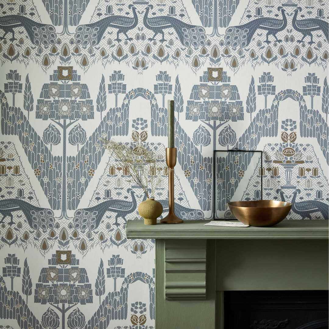 Tapeta angielski ogród z pawiami 1838 Wallcoverings 2311-172-01 Peacock Topiary Monochrome V&A Decorative Papers