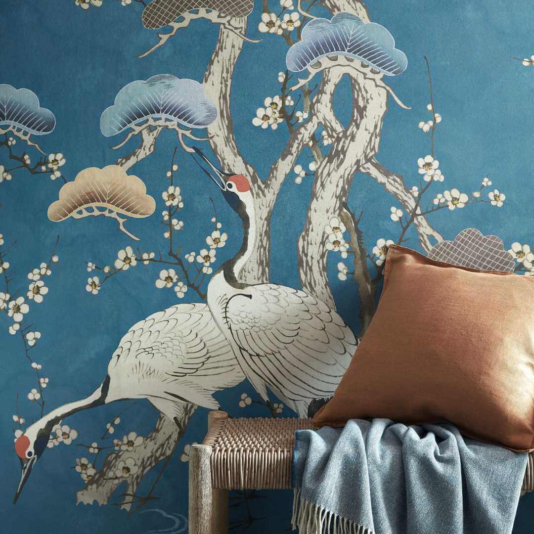 Mural w japońskim stylu z żurawiami 1838 Wallcoverings 2311-174-01 Kyoto Blossom Prussian Blue V&A Decorative Papers