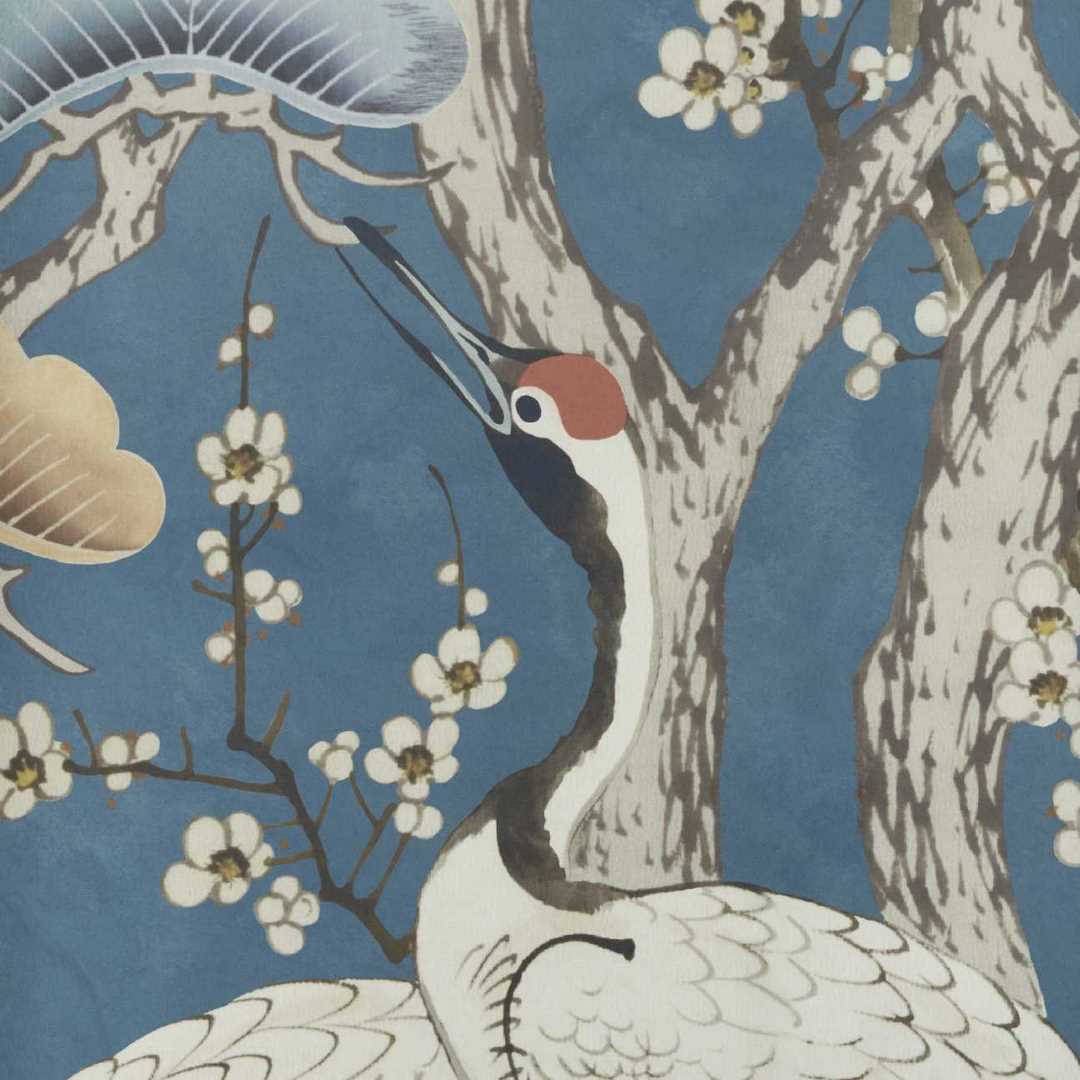 Mural w japońskim stylu z żurawiami 1838 Wallcoverings 2311-174-01 Kyoto Blossom Prussian Blue V&A Decorative Papers