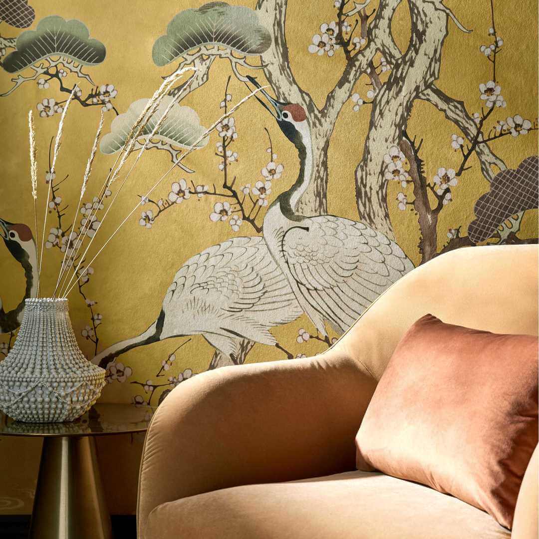 Mural w japońskim stylu z żurawiami 1838 Wallcoverings 2311-174-02 Kyoto Blossom Golden Yellow V&A Decorative Papers