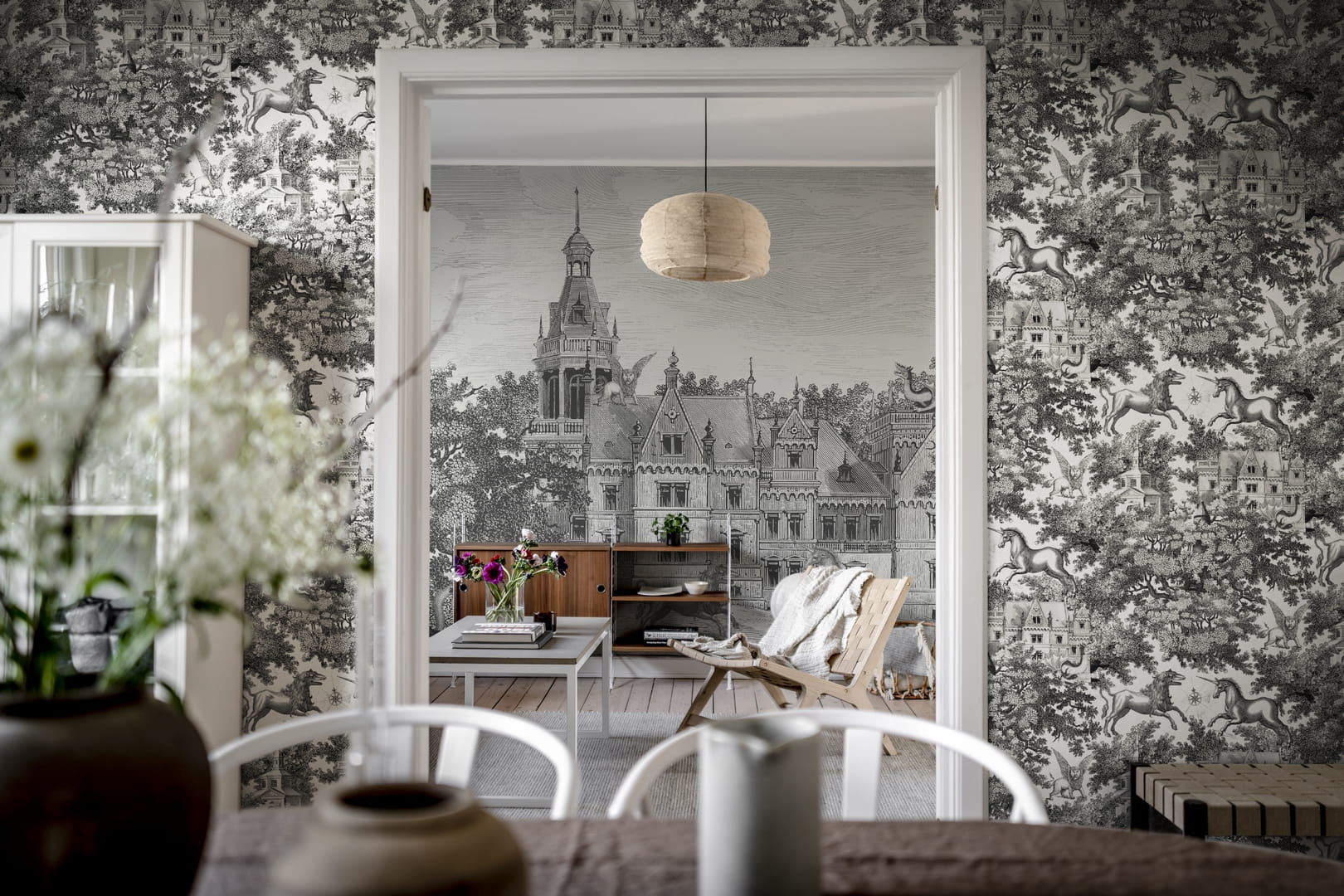 Tapeta scenki rodzajowe Rebel Walls R19228 Fairy Tale Castle Graphite Vintage Brocade