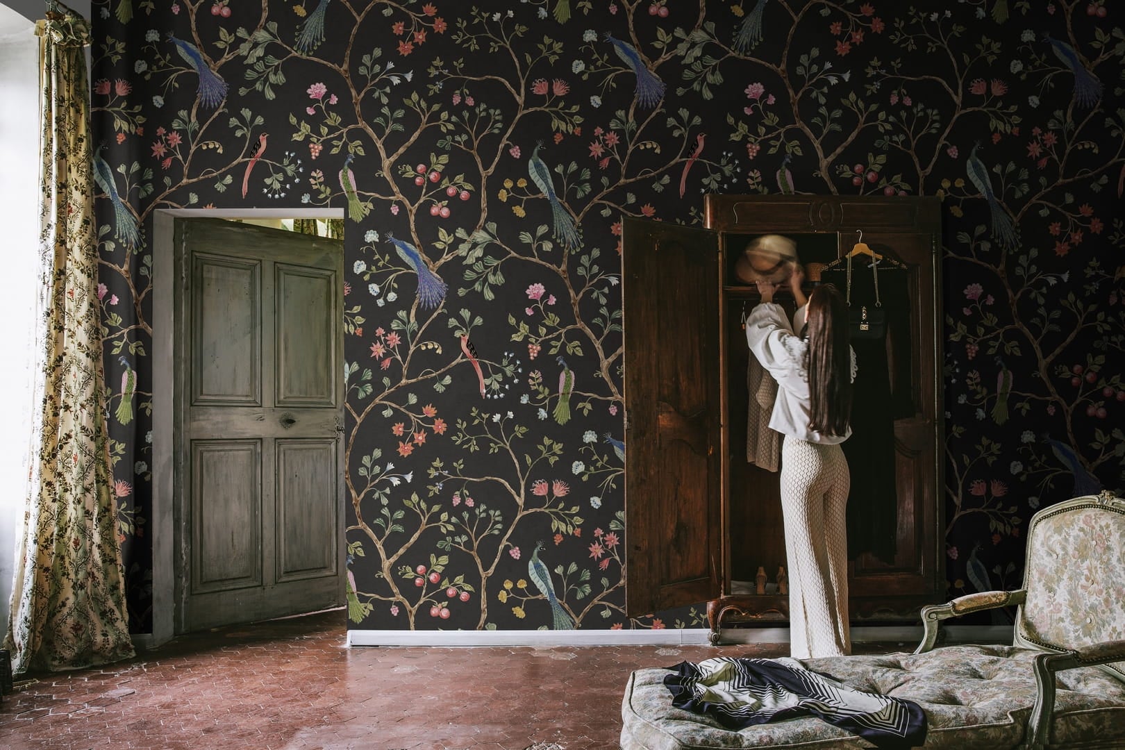 Fototapeta botaniczna Rebel Walls R19246 Songbirds Midnight Vintage Brocade