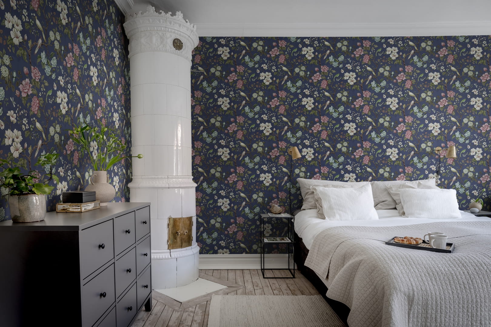 Tapeta botaniczna Rebel Walls R19262 Petit Flora Blue Vintage Brocade