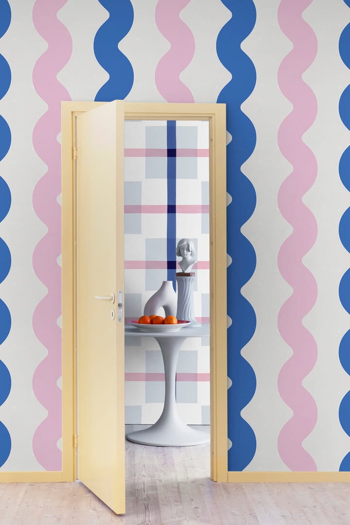 Fototapeta falujące paski Rebel Walls R19422 Wobbly Blue Pink Maximalism More is More