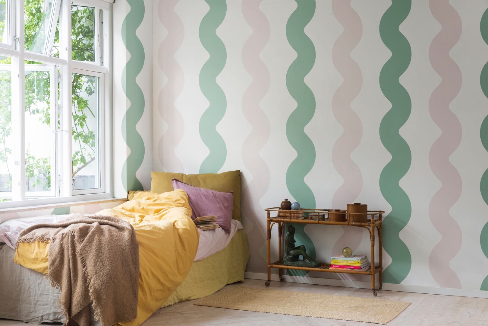 Fototapeta falujące paski Rebel Walls R19424 Wobbly Green Pink Maximalism More is More