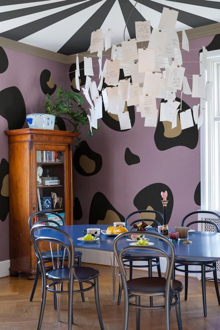 Fototapeta cętki Rebel Walls R19439 Giant Leopard Lilac Maximalism More is More