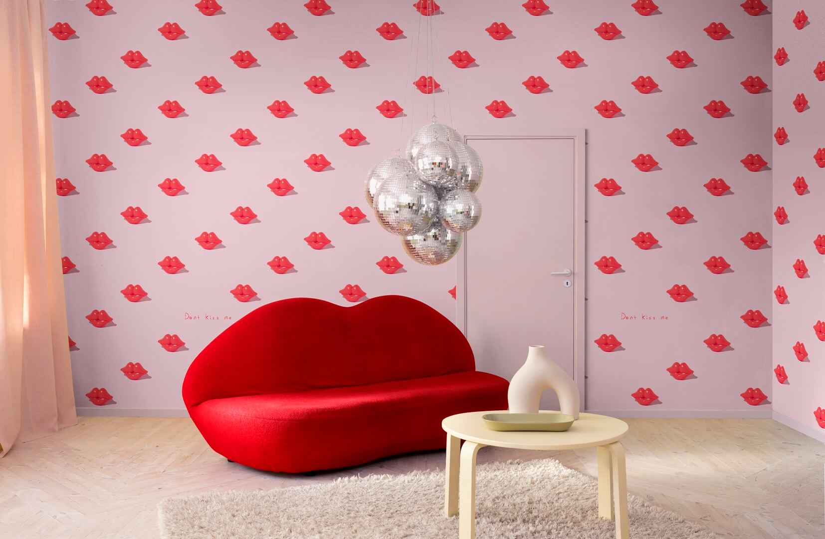 Fototapeta usta Rebel Walls R19453 Kissing Booth Pink Maximalism More is More