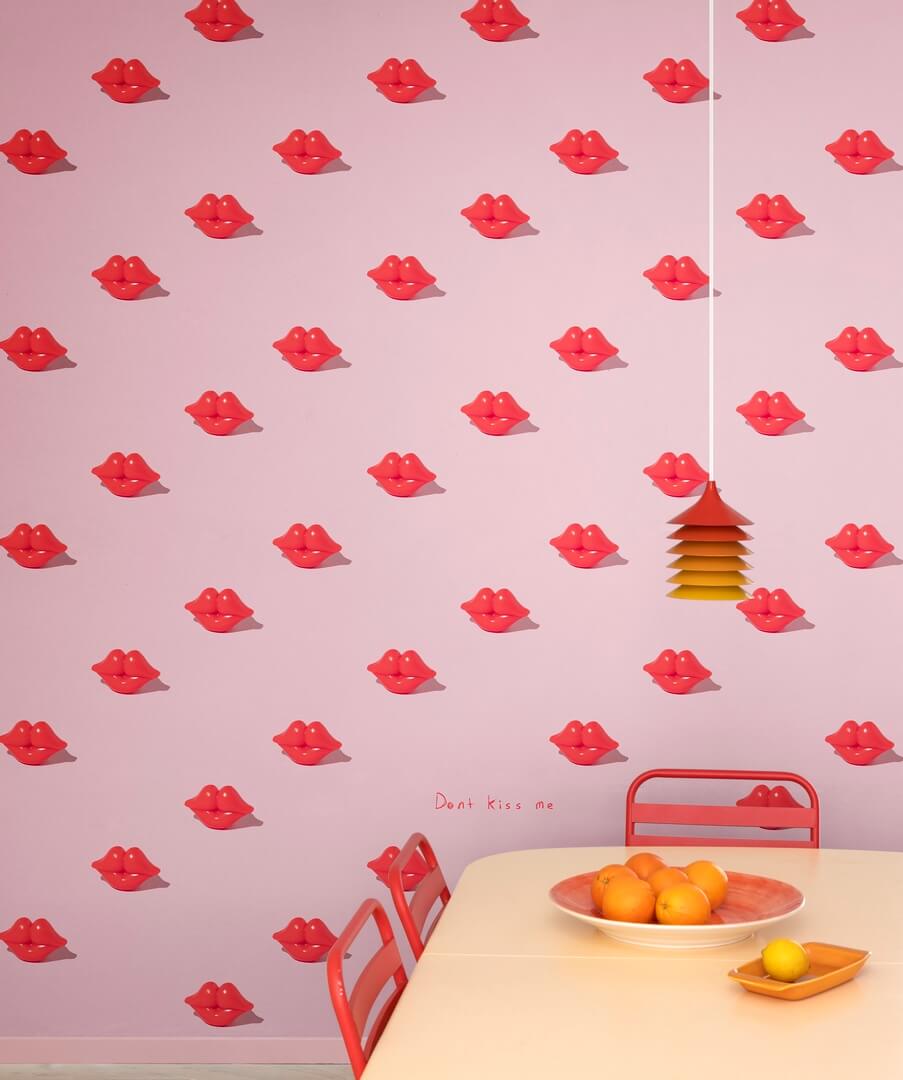 Fototapeta usta Rebel Walls R19453 Kissing Booth Pink Maximalism More is More