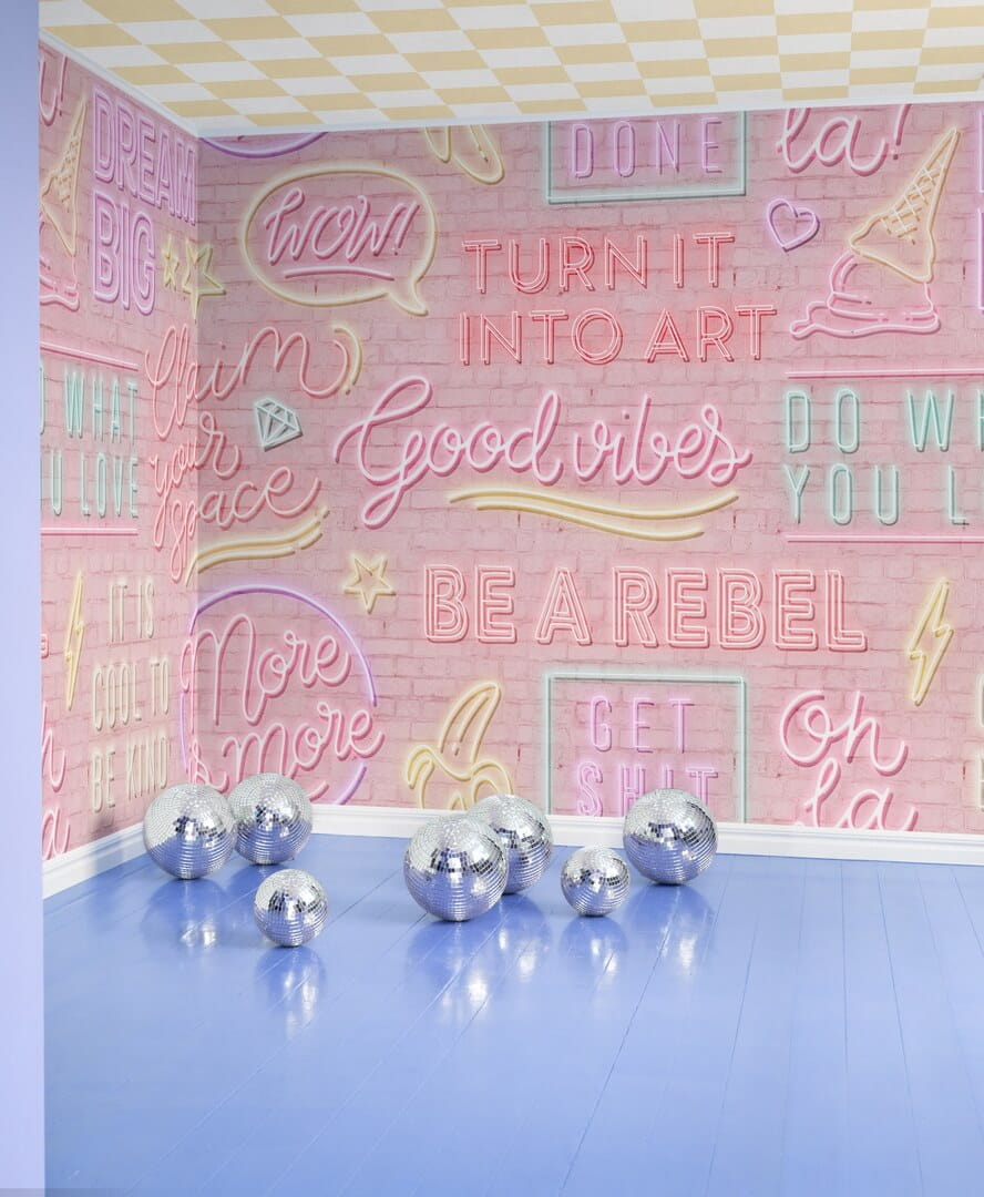 Fototapeta neonowe napisy i cegła Rebel Walls R19475 Neon Vibes Pink Bricks Maximalism More is More