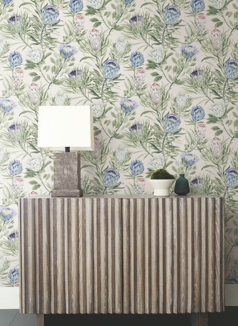 Tapeta kwiaty srebrnika York Wallcoverings BL1753 Protea Blooms II