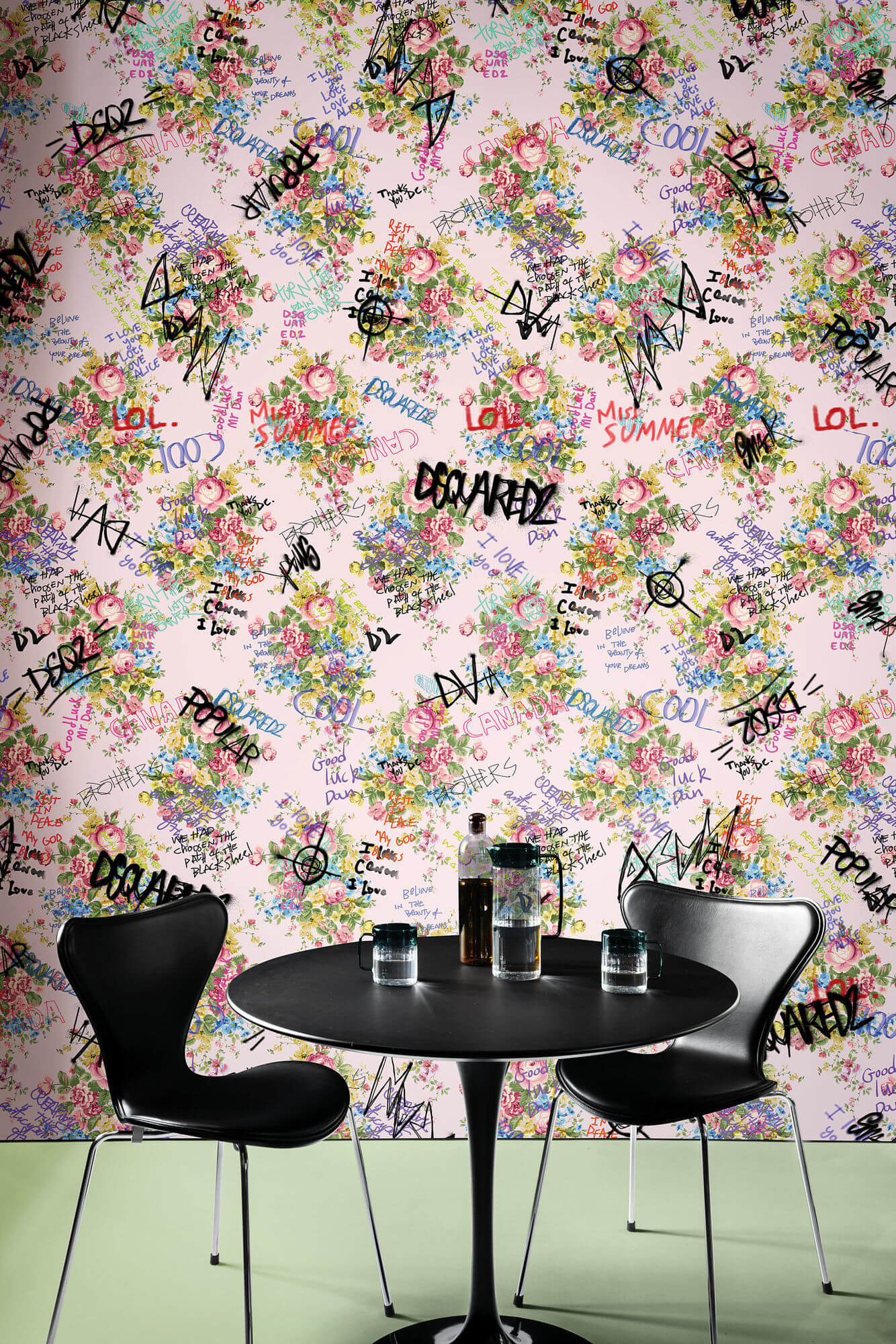 Fototapeta kwiaty i graffiti London Art DSQ2W04-02 Vandalized Granny's Flowers Dsquared2