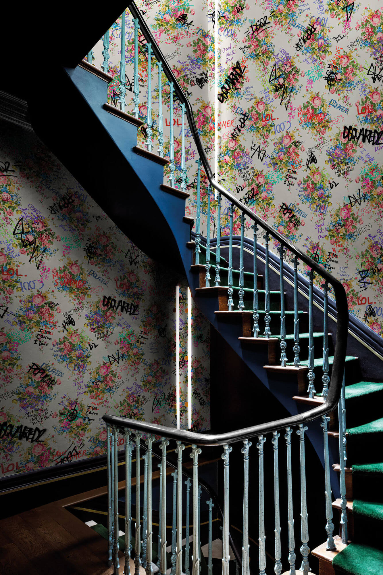 Fototapeta kwiaty i graffiti London Art DSQ2W04-03 Vandalized Granny's Flowers Dsquared2