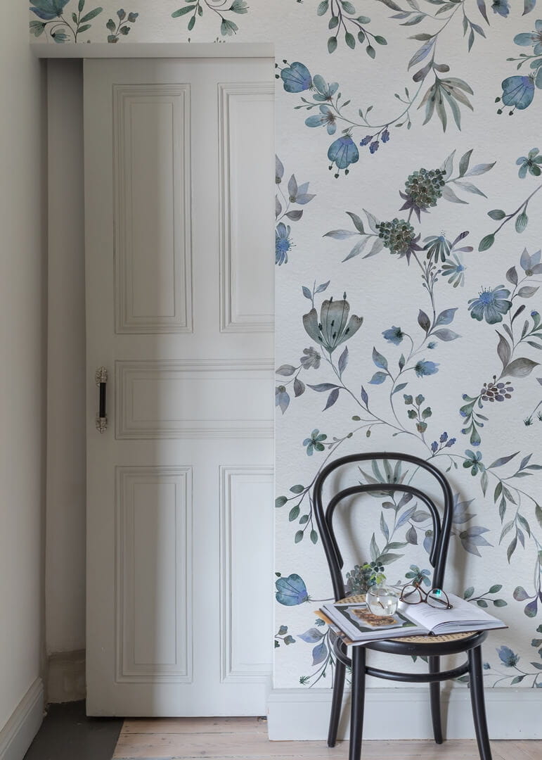 Fototapeta kwiaty i liście Rebel Walls R18653 Blossom Fling Blue Cottage Core