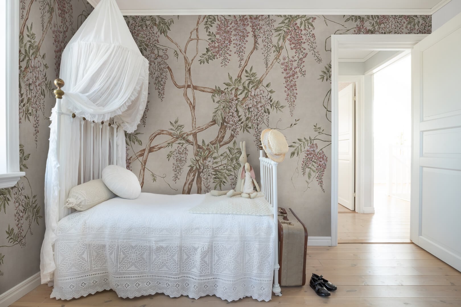 Fototapeta drzewo wisterii Rebel Walls R18664 Wisteria Tree Sand Cottage Core