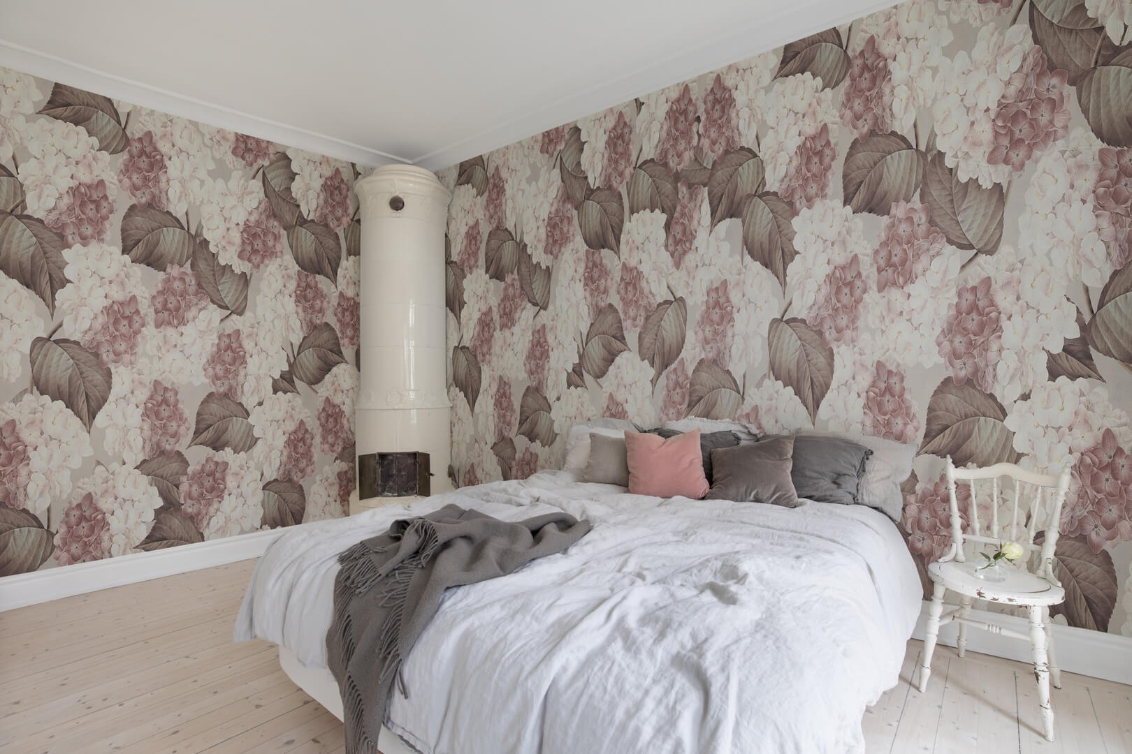Fototapeta kwiaty hortensji Rebel Walls R18675 Hydrangea Sand Cottage Core