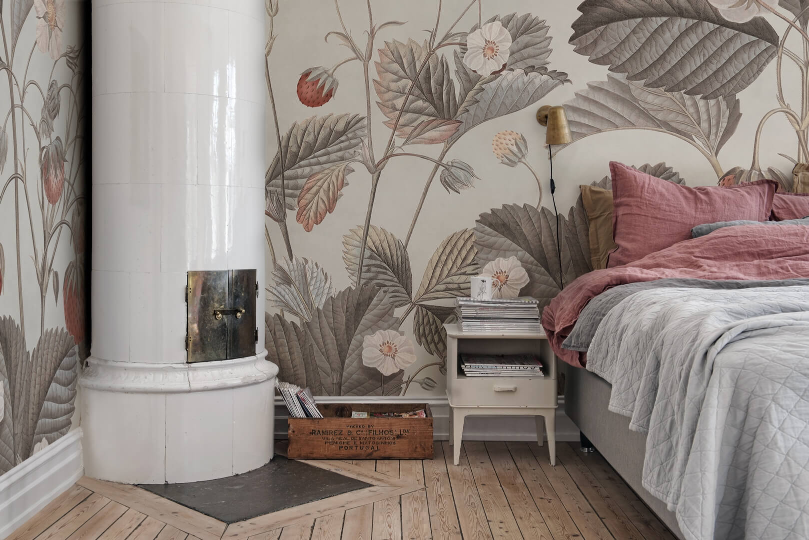 Fototapeta roślinna truskawki i poziomki Rebel Walls R18695 Wild Strawberries Vintage Cottage Core