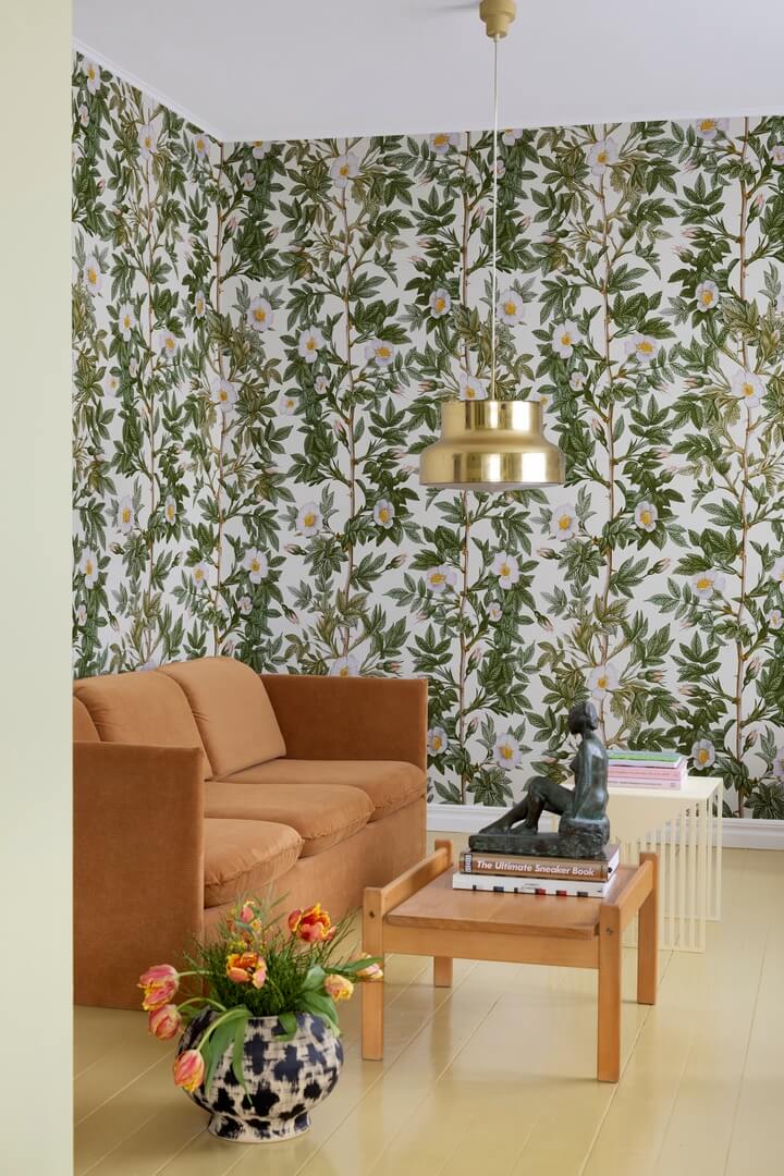 Fototapeta pnącza róż Rebel Walls R18704 Rose Hip Green Cottage Core