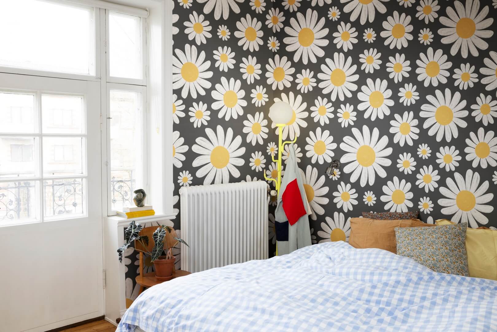 Fototapeta stokrotki retro Rebel Walls R19580 Dashing Daisies Midnight Cottage Core