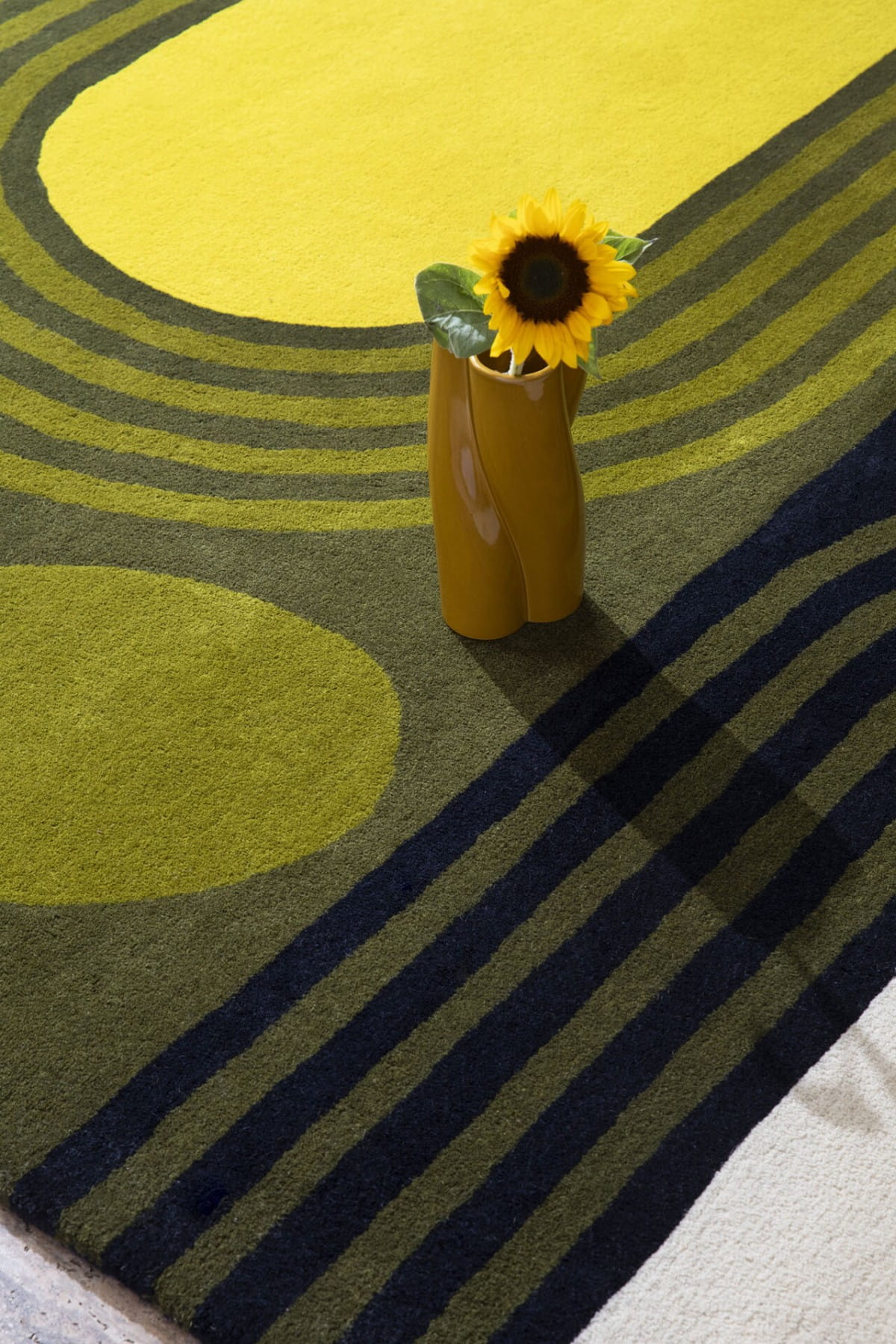Dywan kwiaty retro STRIPED TULIP SEAGRASS 16307 Orla Kiely