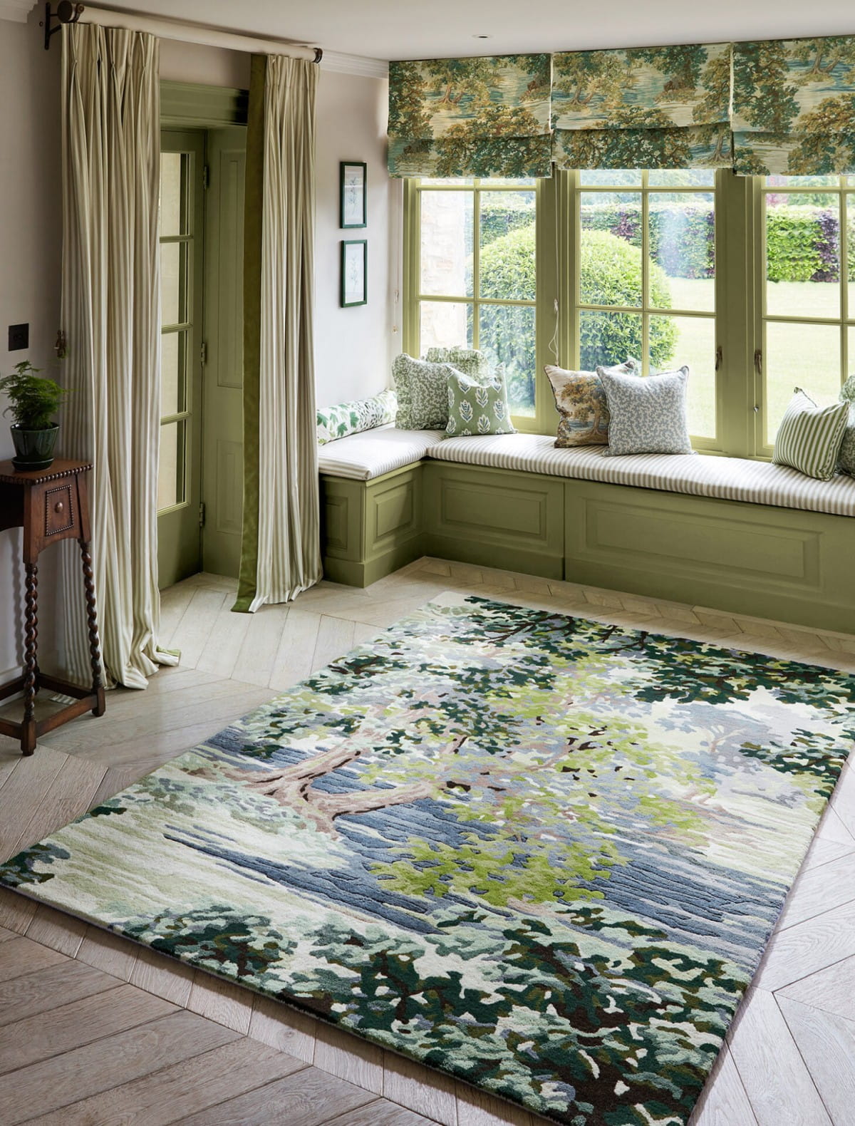 Dywan z roślinnym wzorem ANCIENT CANOPY FOREST GREEN 146708 Sanderson