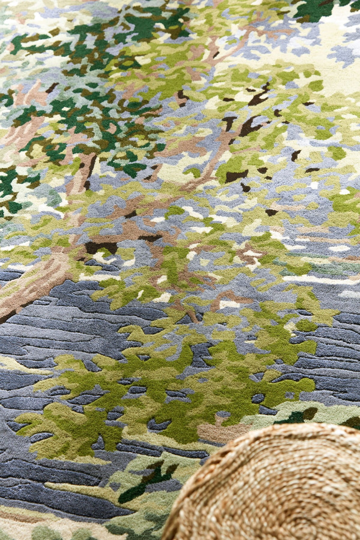Dywan z roślinnym wzorem ANCIENT CANOPY FOREST GREEN 146708 Sanderson