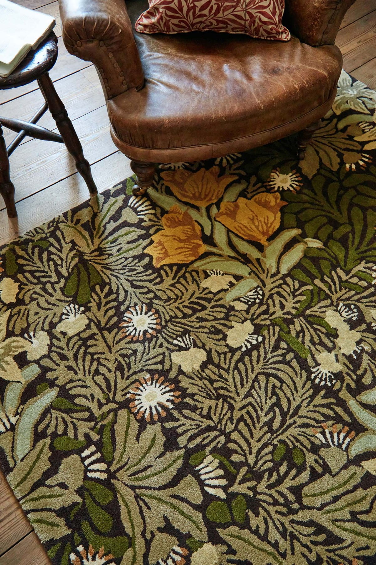 Dywan zielony z roślinnym wzorem MOREW – BOWER TWINING VINE GREEN 128207 Morris & Co.