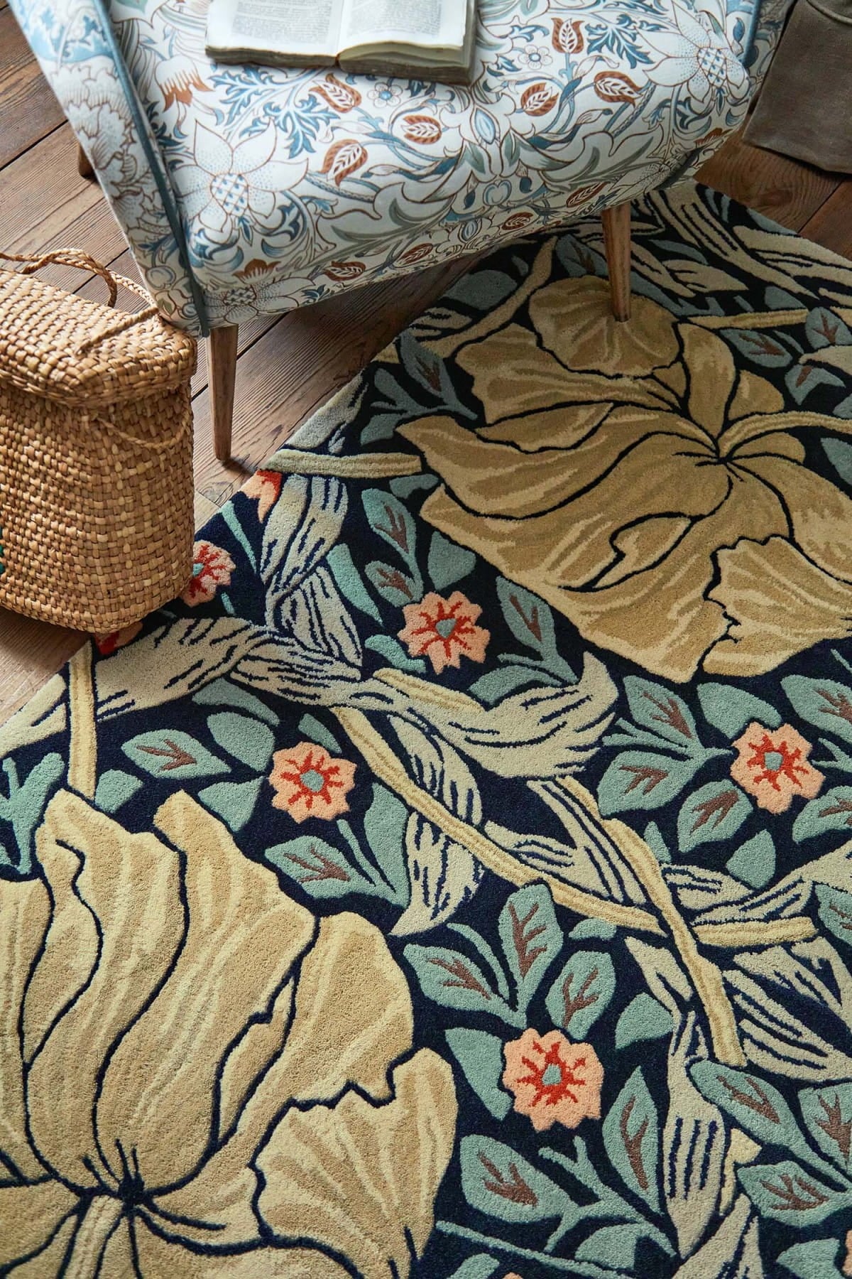 Dywan florystyczny niebiesko-żółty Pimpernel INDIGO 28818 Morris & Co.