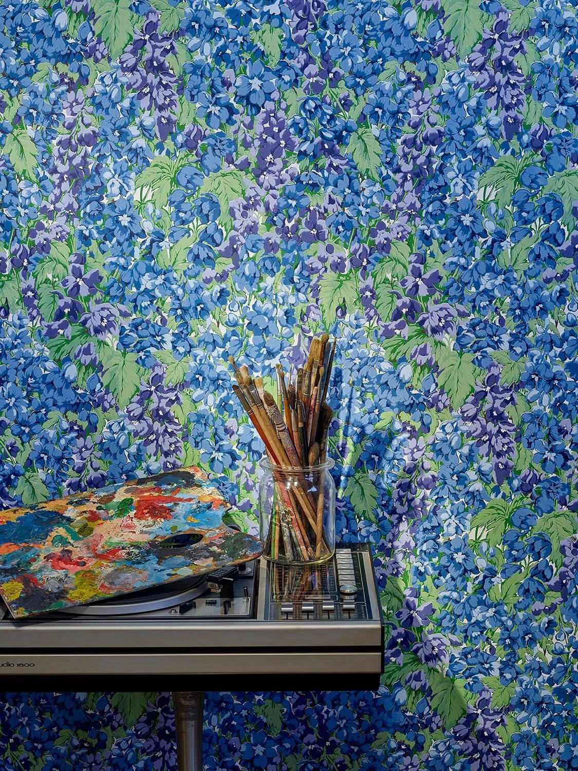 Tapeta kwietny ogród Pierre Frey FP767001 Les Delphiniums Veranda by Caspari