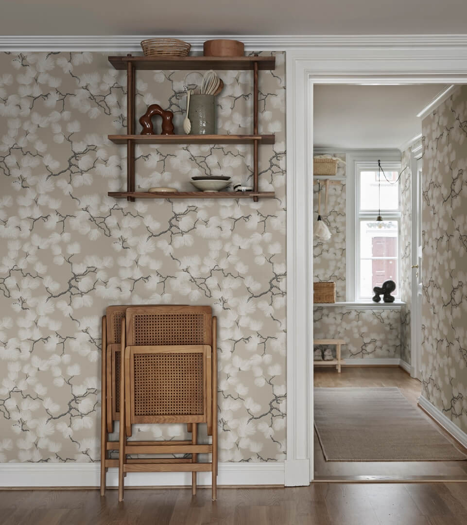 Tapeta gałęzie sosny Sandberg S10326 Pine Beige Mons Klint