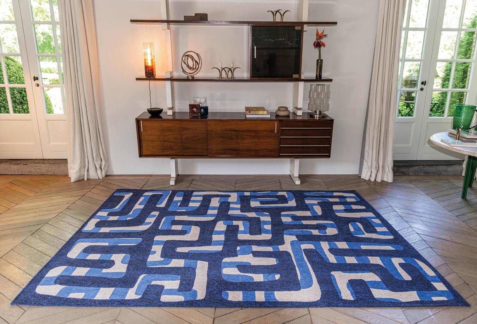 Dywan abstrakcyjny labirynt Louis De Poortere 9336 KUBA ULTRAMARINE