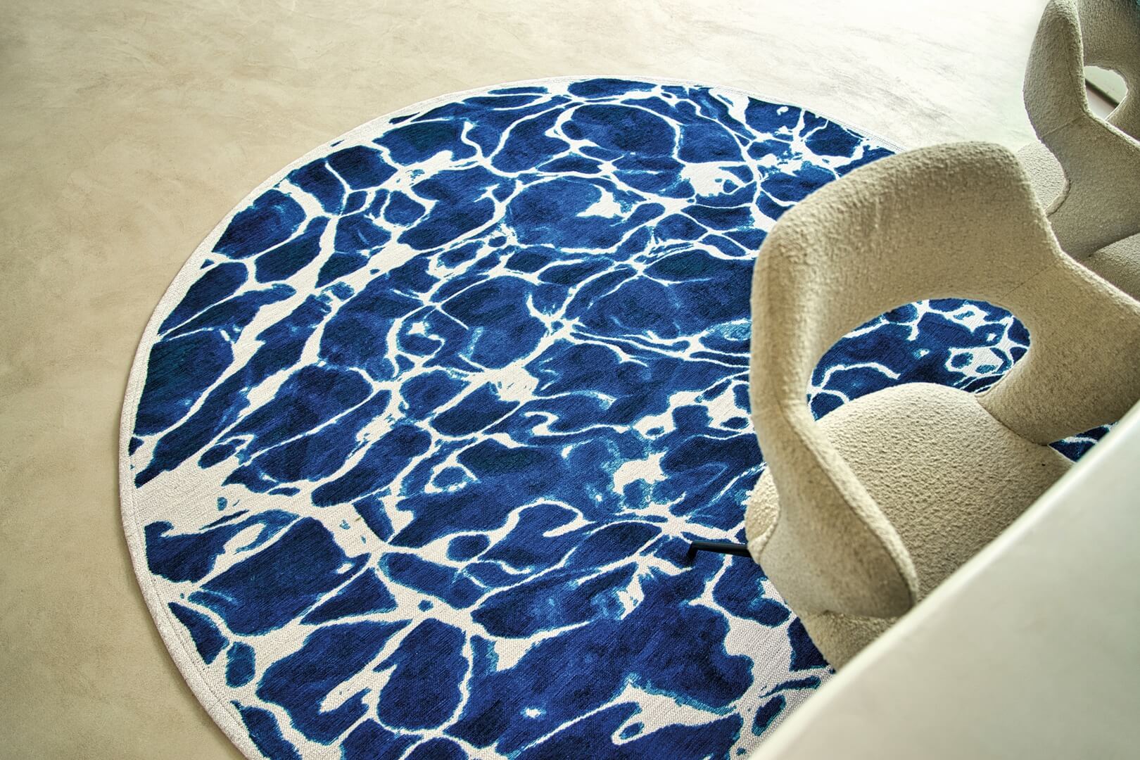 Dywan abstrakcyjny marmur Louis De Poortere 9351 SWIM SURF ROUND