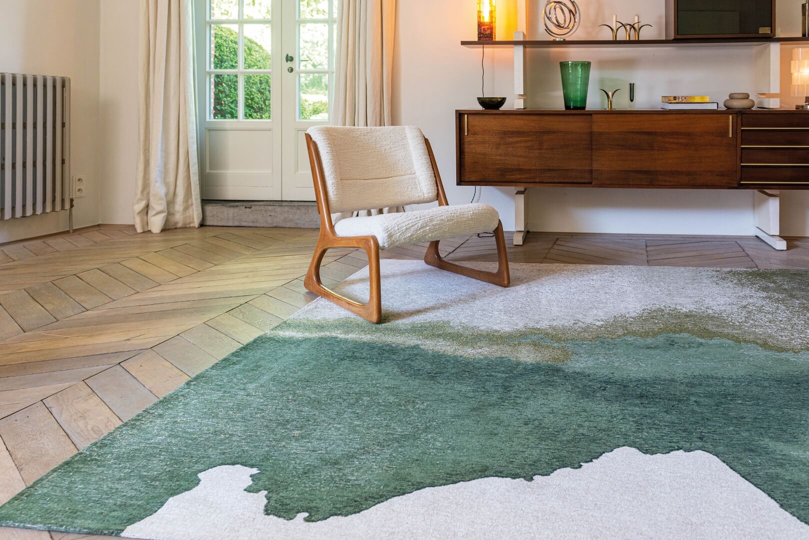 Dywan z abstrakcyjnym wzorem Louis De Poortere 9331 LAGOON PALM GREEN