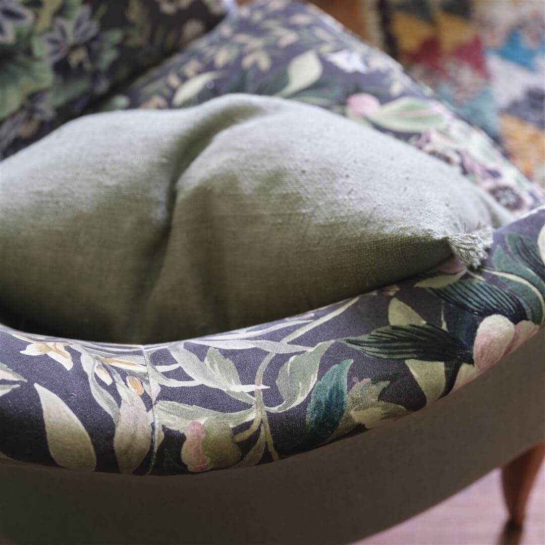 Tkanina welurowa z botanicznym wzorem Designers Guild FDG3078/01 Velvet Ikebana