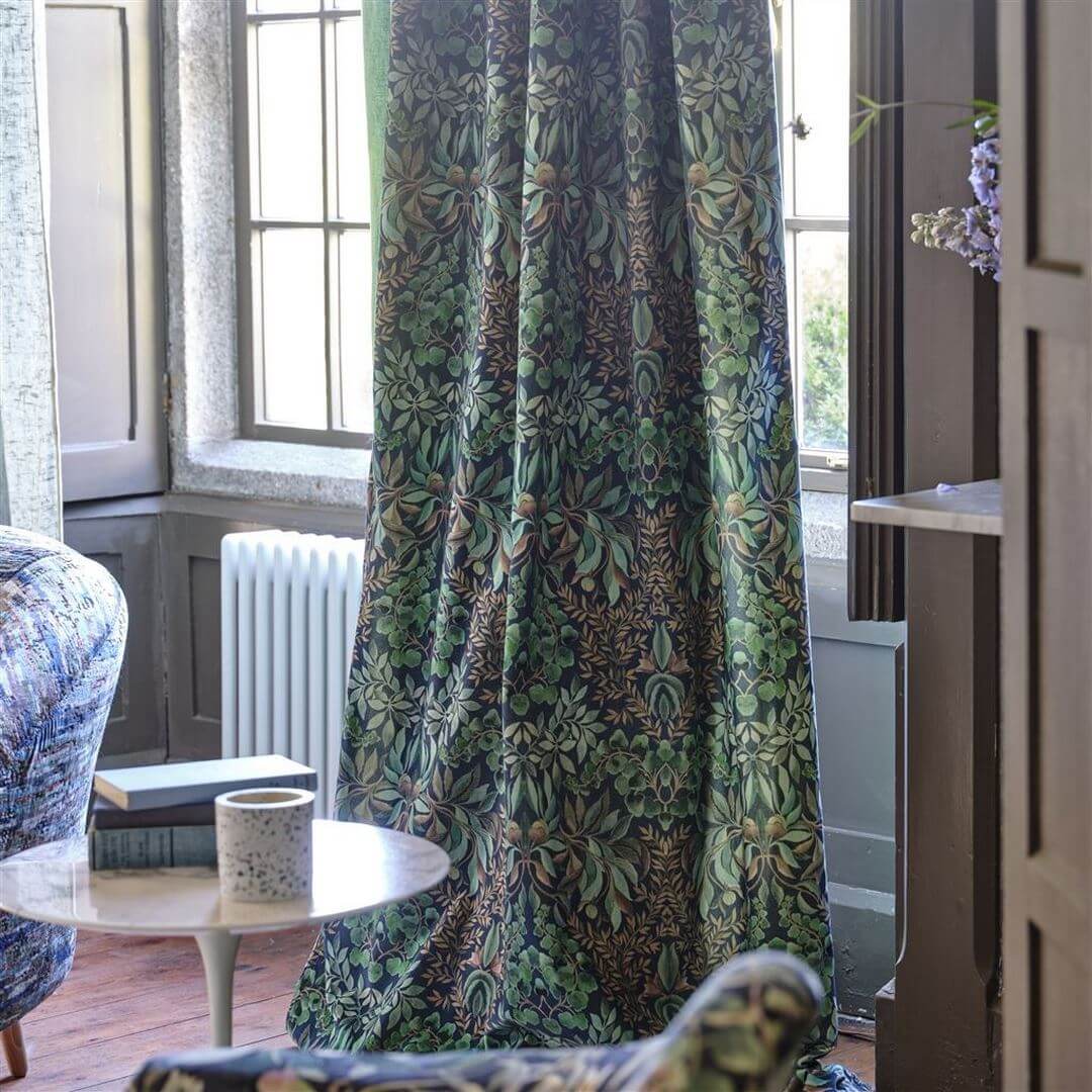 Tkanina welurowa z roślinnym ornamentem Designers Guild FDG3080/01 Karakusa Velvet Ikebana