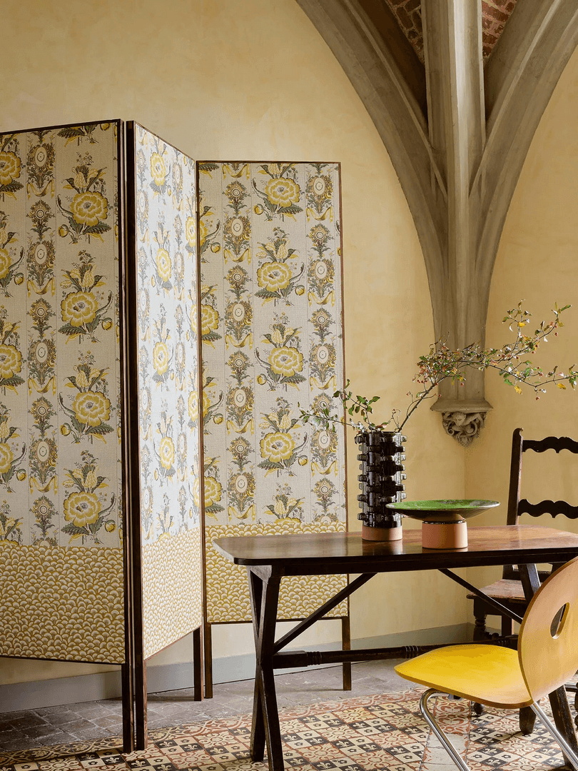Tapeta kwiaty i pasy Pierre Frey BP364001 Les Renoncules Collection Anniversaire 1823-2023