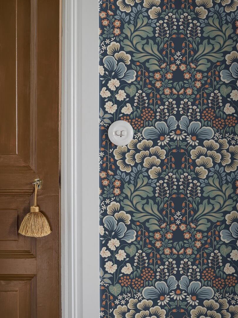 Tapeta botaniczna Boras Tapeter 2097 Blomstervall Hanna Werning Swedish Designers