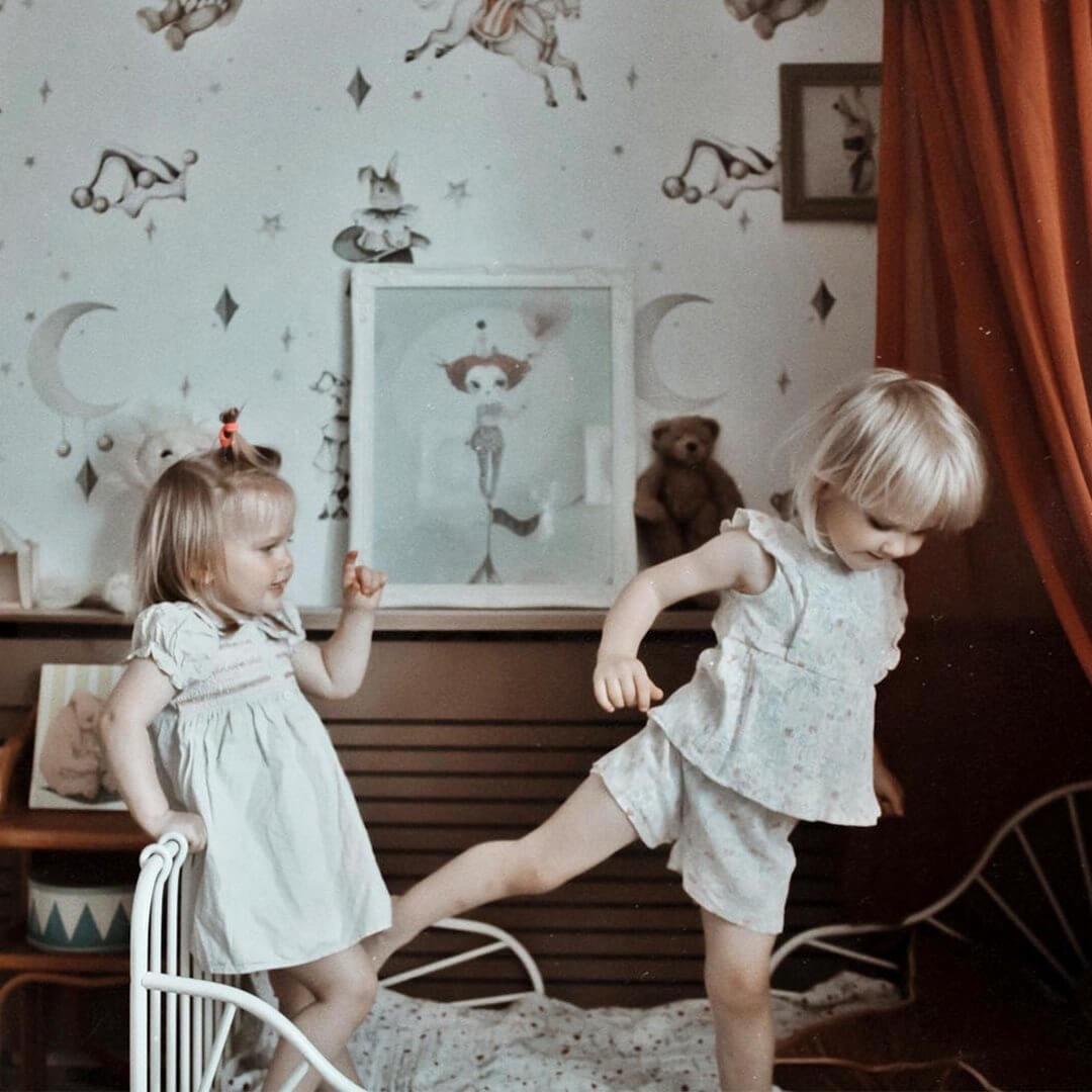 Tapeta zabawki French Characters In The Light Sky / Toys From The Attic Dekornik DEKO.TAP.162