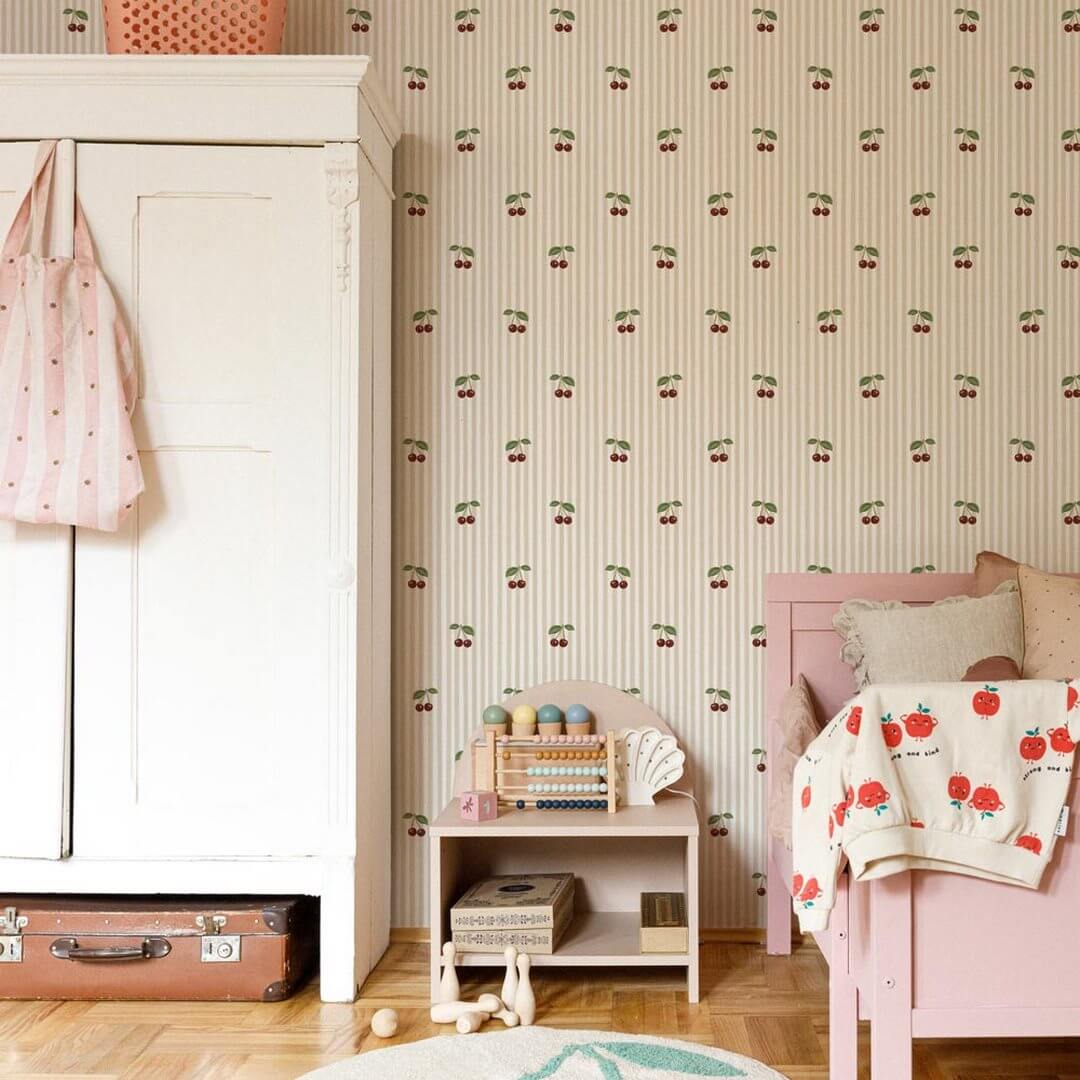 Tapeta wisienki i paski Little Cherries on Pink Stripes Dekornik DEKO.TAP.389
