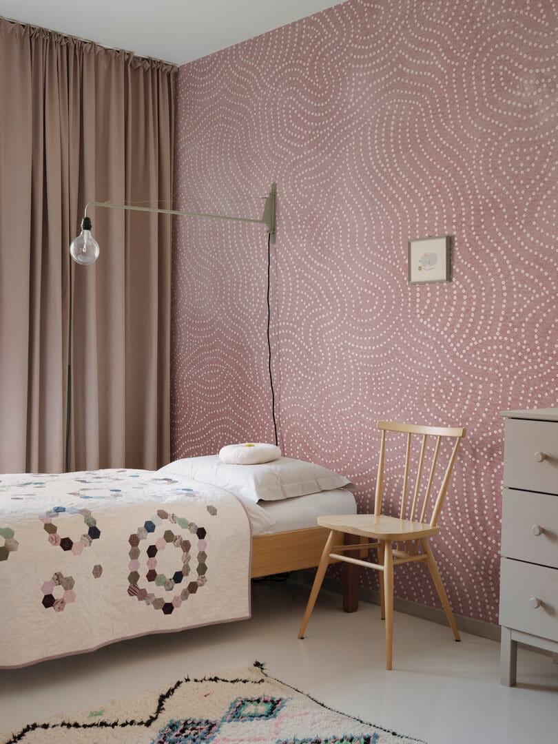 Fototapeta falujące kropeczki Rebel Walls R18761 Wiggly Dots Pink Natural Aesthetics
