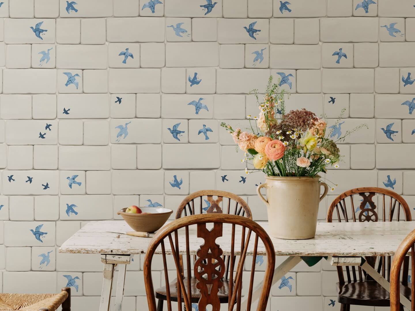 Fototapeta płytki i ptaki Rebel Walls R18765 Flight of Tiles Blue Natural Aesthetics