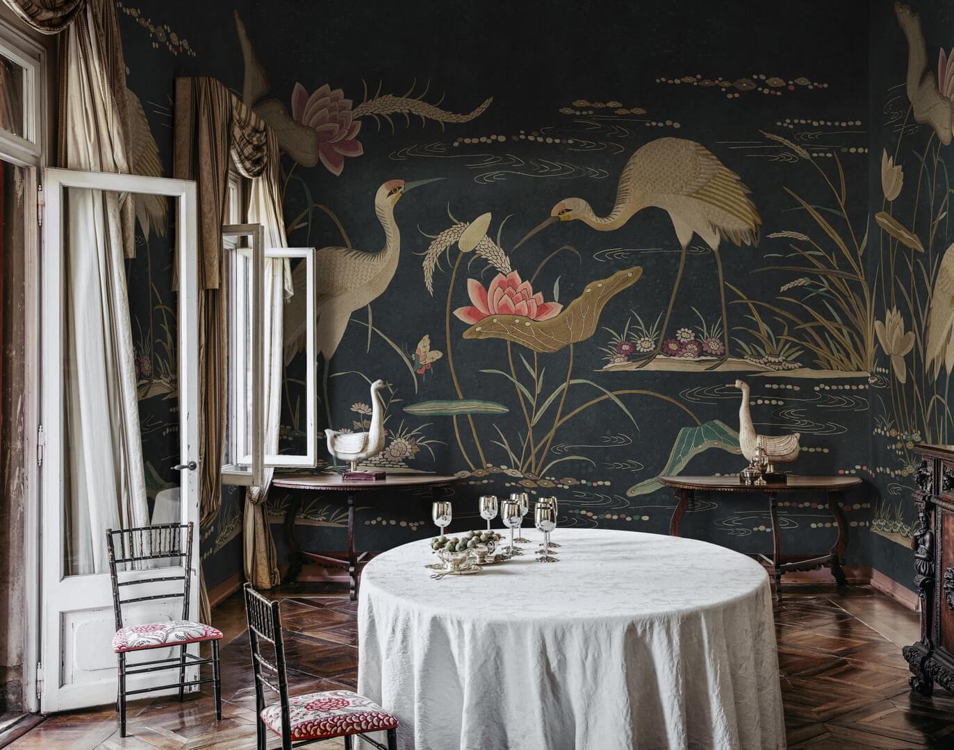Fototapeta ogród wodny z ptakami Sandberg S10419 Seabirds Dark Blue Chinoiserie Garden