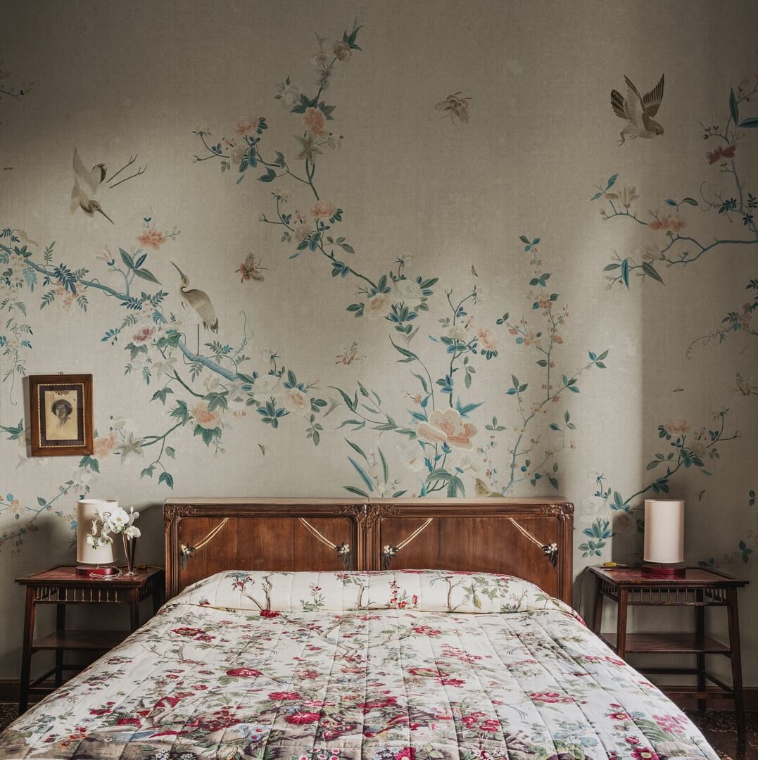 Fototapeta roślinne pnącza i ptaki Sandberg S10426 Bloom Gray Chinoiserie Garden