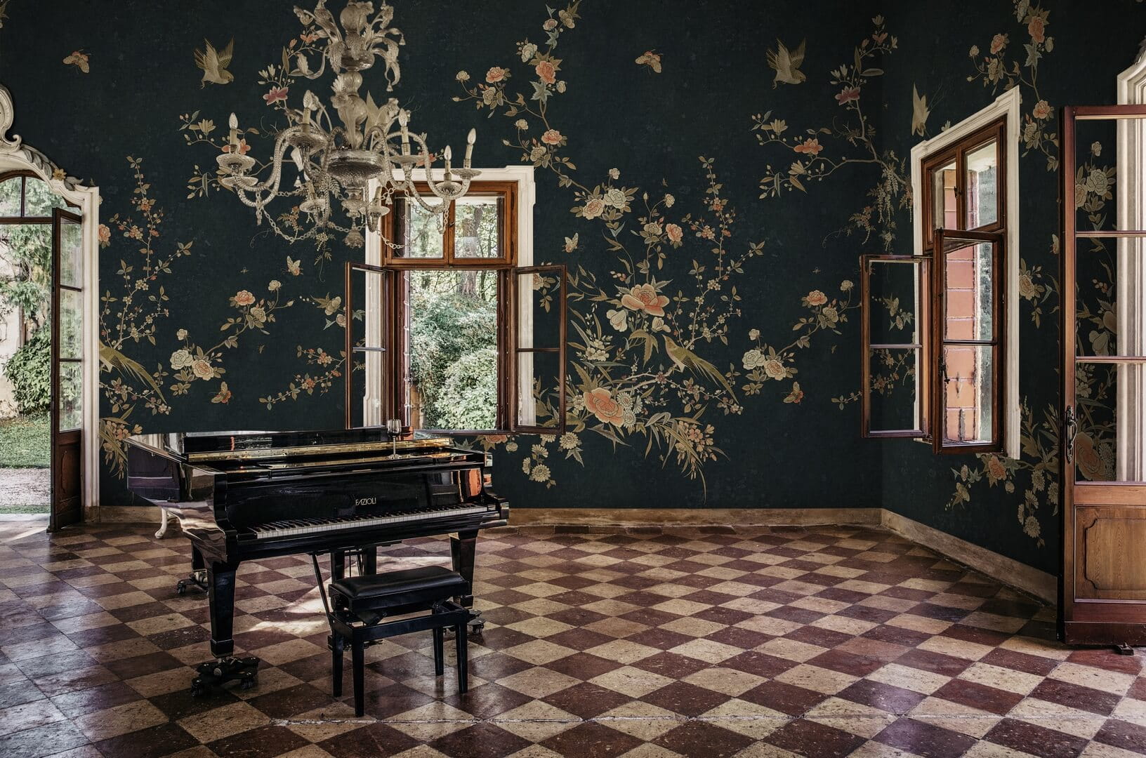 Fototapeta roślinne pnącza i ptaki Sandberg S10428 Bloom Midnight Blue Chinoiserie Garden