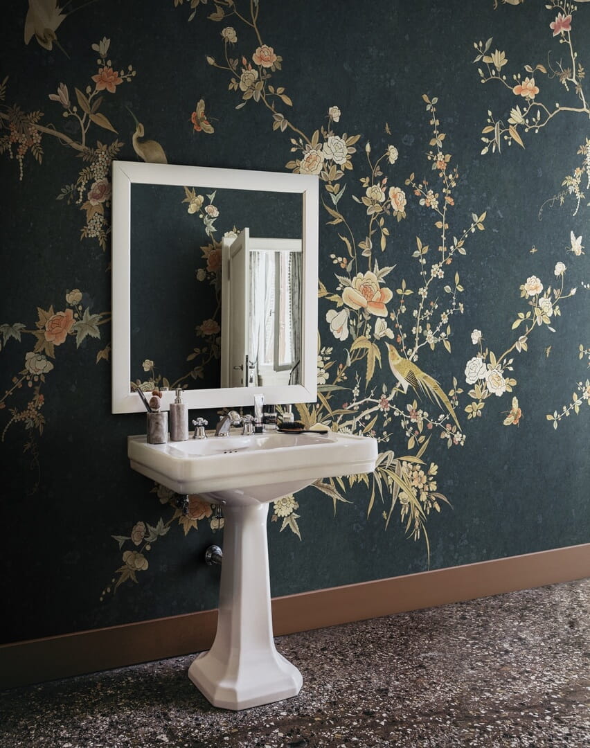 Fototapeta roślinne pnącza i ptaki Sandberg S10428 Bloom Midnight Blue Chinoiserie Garden